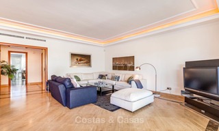 Apartamento de lujo en un prestigioso complejo de playa en venta, Puerto Banús, Marbella 7777 