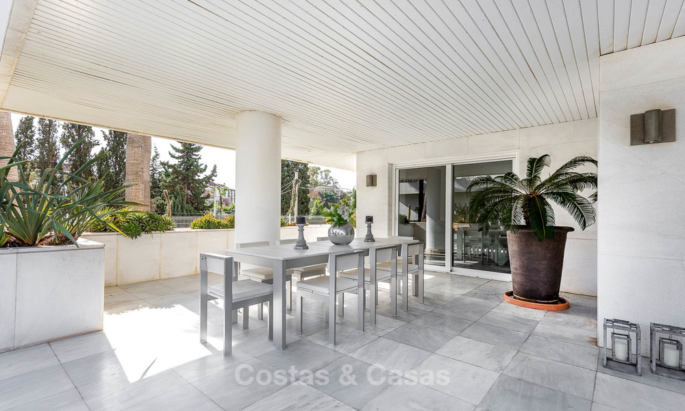 Apartamento de lujo en un prestigioso complejo de playa en venta, Puerto Banús, Marbella 7780