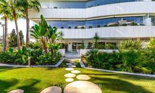 Apartamento de lujo en un prestigioso complejo de playa en venta, Puerto Banús, Marbella 7782 