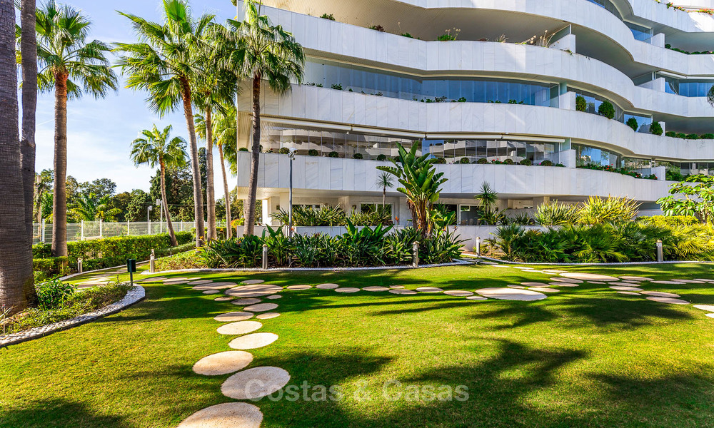 Apartamento de lujo en un prestigioso complejo de playa en venta, Puerto Banús, Marbella 7783