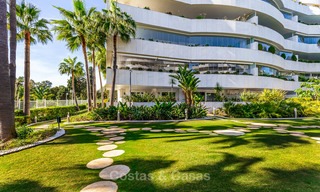 Apartamento de lujo en un prestigioso complejo de playa en venta, Puerto Banús, Marbella 7783 
