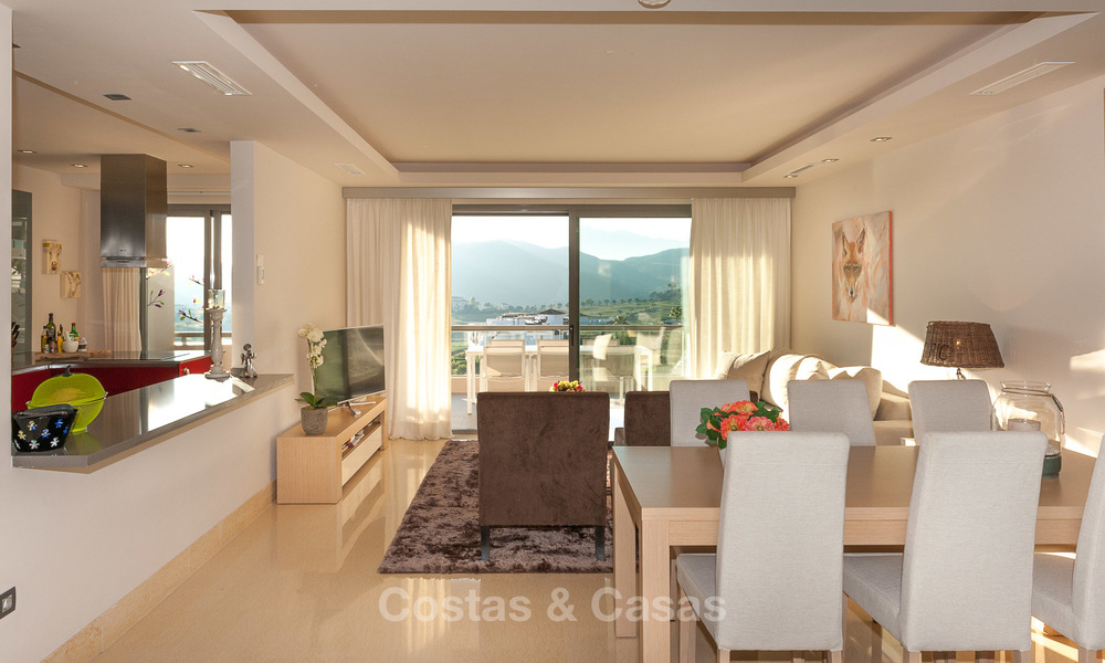 Amplio, luminoso y moderno ático en venta con vistas al golf y al mar en Marbella - Benahavis 7704
