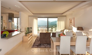 Amplio, luminoso y moderno ático apartamento en venta con vistas al golf y al mar en Marbella - Benahavis 7704 
