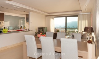 Amplio, luminoso y moderno ático apartamento en venta con vistas al golf y al mar en Marbella - Benahavis 7706 