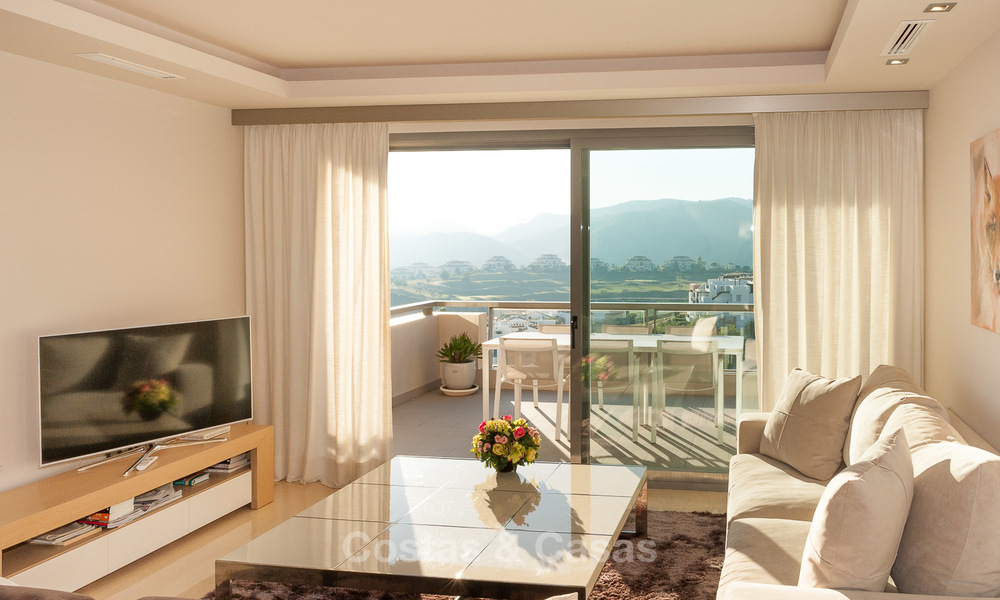 Amplio, luminoso y moderno ático apartamento en venta con vistas al golf y al mar en Marbella - Benahavis 7707