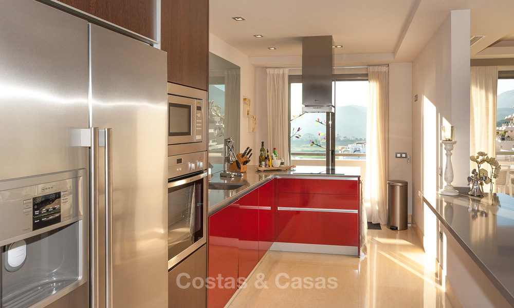 Amplio, luminoso y moderno ático apartamento en venta con vistas al golf y al mar en Marbella - Benahavis 7709