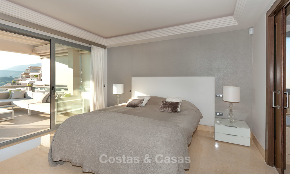 Amplio, luminoso y moderno ático apartamento en venta con vistas al golf y al mar en Marbella - Benahavis 7710