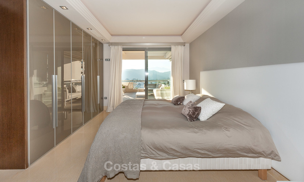 Amplio, luminoso y moderno ático apartamento en venta con vistas al golf y al mar en Marbella - Benahavis 7711