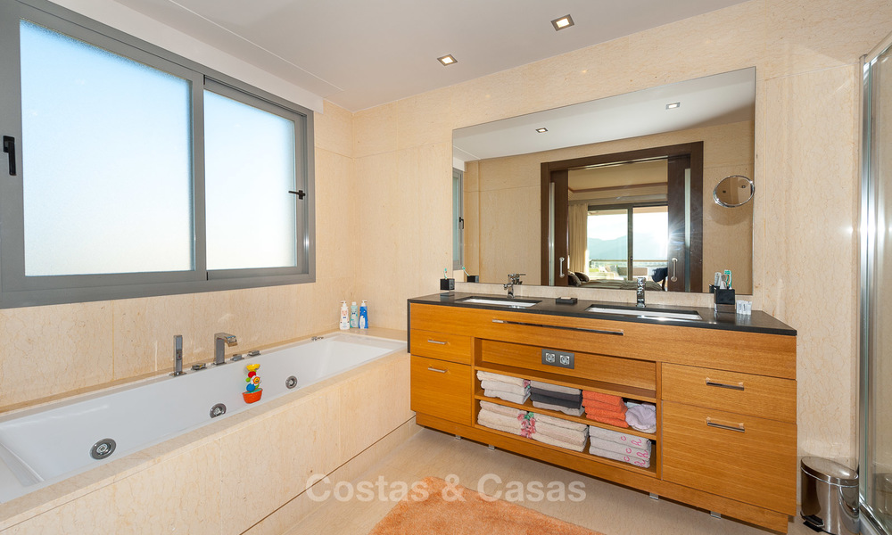 Amplio, luminoso y moderno ático apartamento en venta con vistas al golf y al mar en Marbella - Benahavis 7712