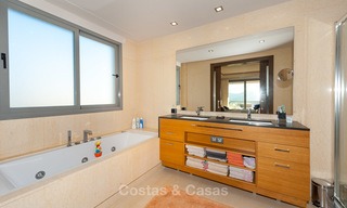 Amplio, luminoso y moderno ático apartamento en venta con vistas al golf y al mar en Marbella - Benahavis 7712 