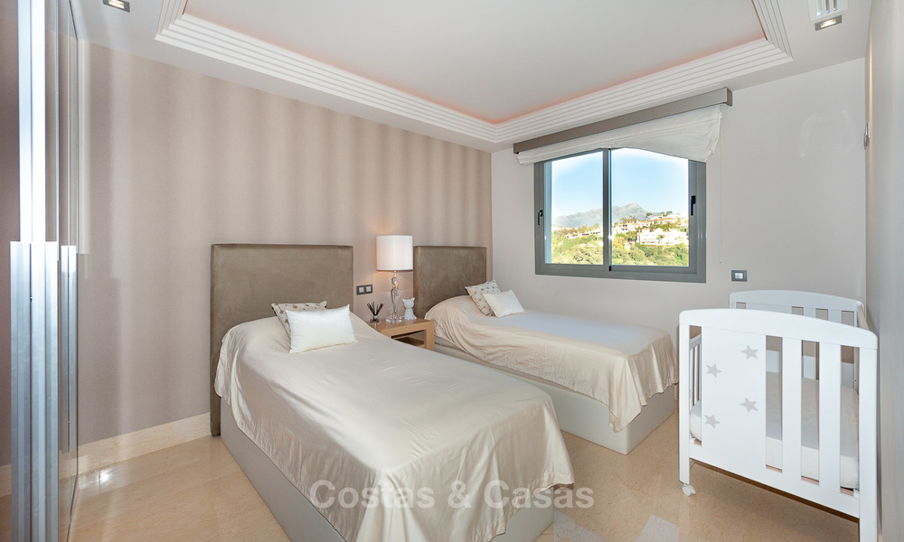 Amplio, luminoso y moderno ático apartamento en venta con vistas al golf y al mar en Marbella - Benahavis 7714