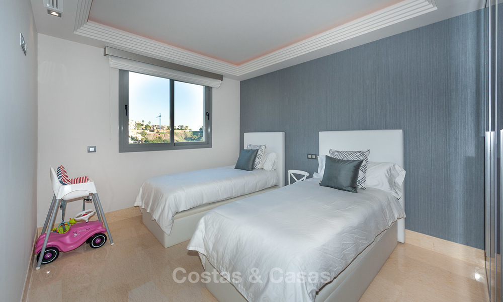 Amplio, luminoso y moderno ático apartamento en venta con vistas al golf y al mar en Marbella - Benahavis 7717
