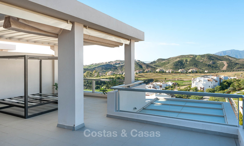 Amplio, luminoso y moderno ático en venta con vistas al golf y al mar en Marbella - Benahavis 7812