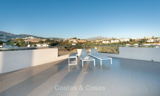 Amplio, luminoso y moderno ático apartamento en venta con vistas al golf y al mar en Marbella - Benahavis 7724 