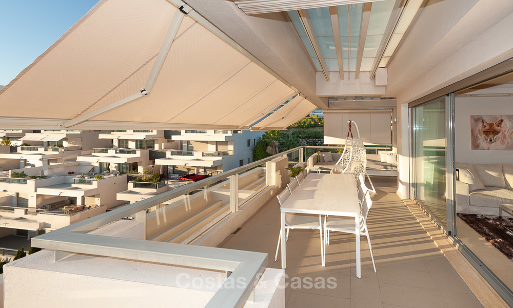 Amplio, luminoso y moderno ático apartamento en venta con vistas al golf y al mar en Marbella - Benahavis 7705