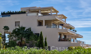 Amplio, luminoso y moderno ático en venta con vistas al golf y al mar en Marbella - Benahavis 46703 