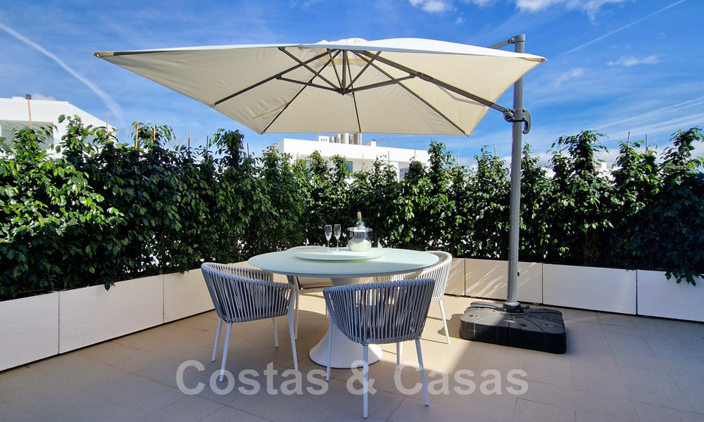 Amplio, luminoso y moderno ático en venta con vistas al golf y al mar en Marbella - Benahavis 46704