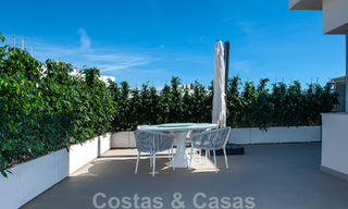 Amplio, luminoso y moderno ático en venta con vistas al golf y al mar en Marbella - Benahavis 46708 