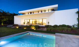Nuevas villas de lujo contemporáneas con vistas al mar en venta, en una urbanización exclusiva en Benahavis - Marbella 37277 