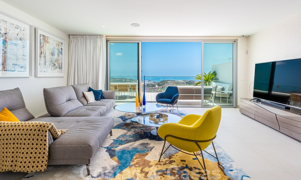 Nuevos y modernos apartamentos en primera línea de golf con vistas al mar en venta en un resort de lujo en La Cala, Mijas 39680