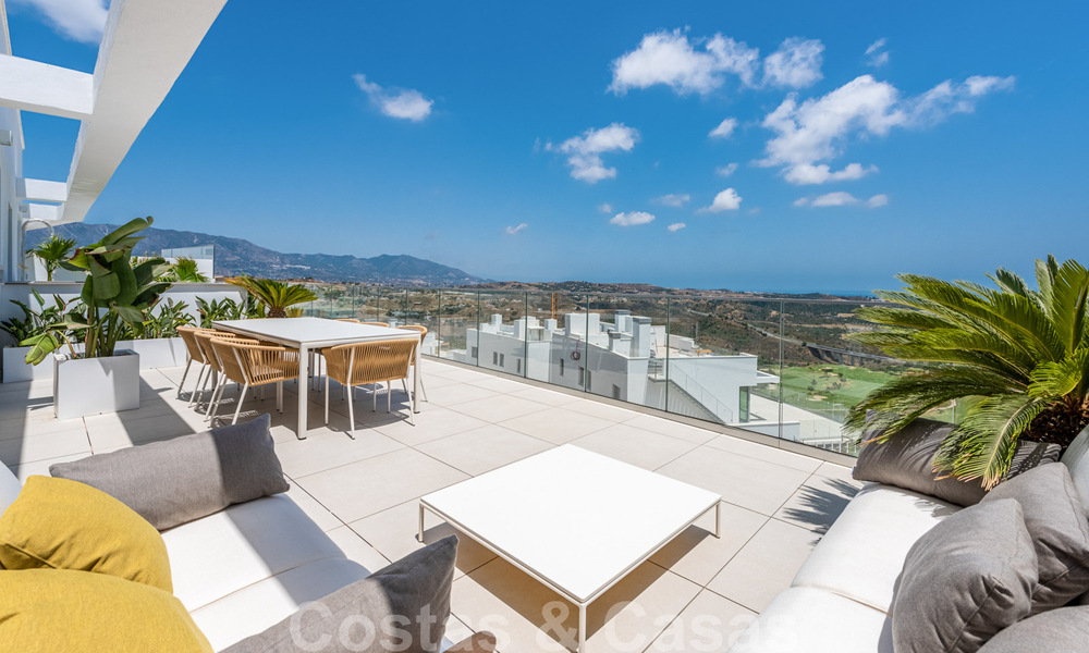 Nuevos y modernos apartamentos en primera línea de golf con vistas al mar en venta en un resort de lujo en La Cala, Mijas 39690