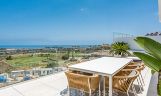 Nuevos y modernos apartamentos en primera línea de golf con vistas al mar en venta en un resort de lujo en La Cala, Mijas 39692 
