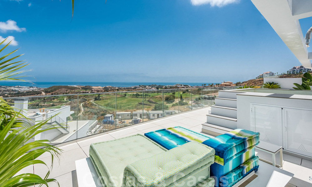 Nuevos y modernos apartamentos en primera línea de golf con vistas al mar en venta en un resort de lujo en La Cala, Mijas 39694