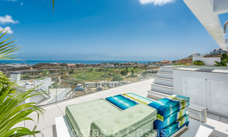 Nuevos y modernos apartamentos en primera línea de golf con vistas al mar en venta en un resort de lujo en La Cala, Mijas 39694 