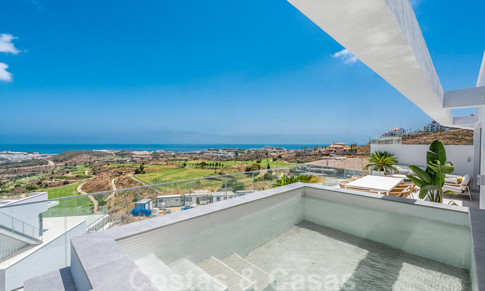 Nuevos y modernos apartamentos en primera línea de golf con vistas al mar en venta en un resort de lujo en La Cala, Mijas 39695