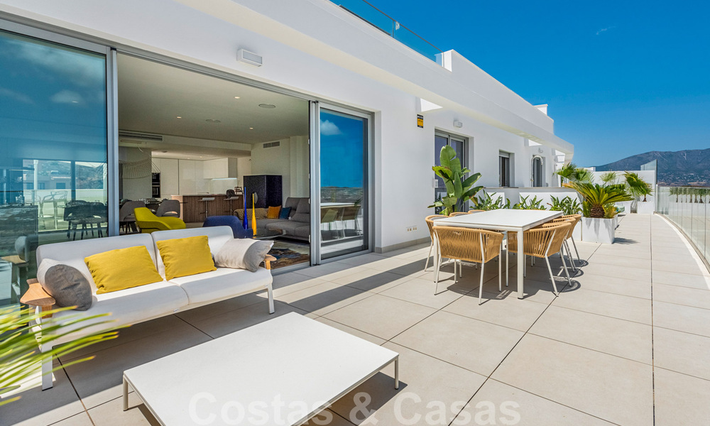 Nuevos y modernos apartamentos en primera línea de golf con vistas al mar en venta en un resort de lujo en La Cala, Mijas 39697