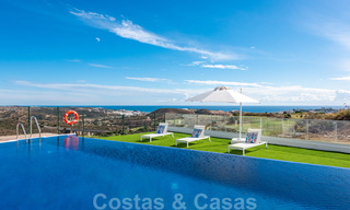 Nuevos y modernos apartamentos en primera línea de golf con vistas al mar en venta en un resort de lujo en La Cala, Mijas 39704 