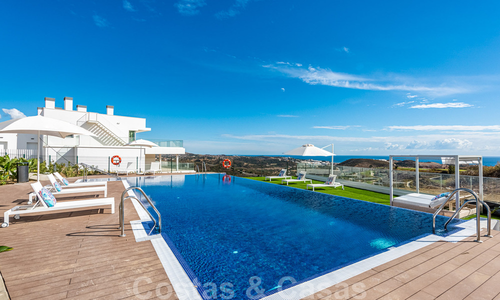 Nuevos y modernos apartamentos en primera línea de golf con vistas al mar en venta en un resort de lujo en La Cala, Mijas 39705
