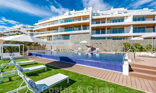Nuevos y modernos apartamentos en primera línea de golf con vistas al mar en venta en un resort de lujo en La Cala, Mijas 39706 