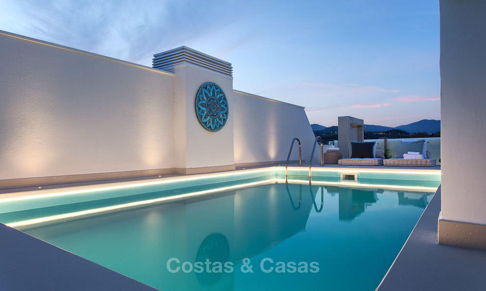 Destacado ático en primera línea de playa con piscina privada climatizada en venta, en un lujoso complejo de playa en la Nueva Milla de Oro - Estepona 7881