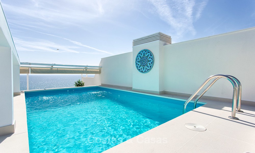 Destacado ático en primera línea de playa con piscina privada climatizada en venta, en un lujoso complejo de playa en la Nueva Milla de Oro - Estepona 7885