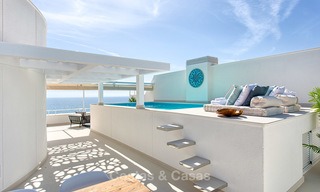 Destacado ático en primera línea de playa con piscina privada climatizada en venta, en un lujoso complejo de playa en la Nueva Milla de Oro - Estepona 7886 