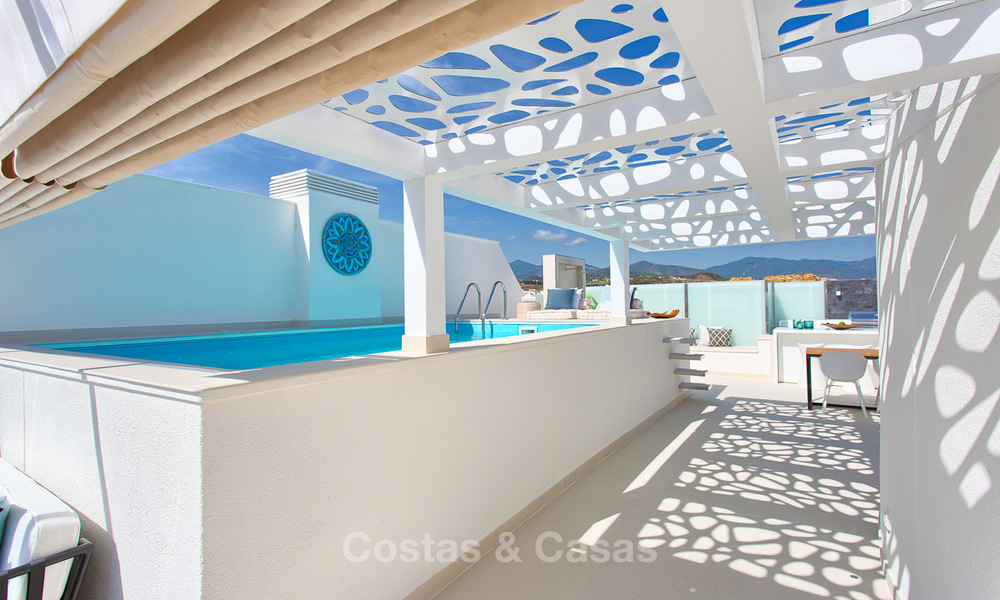 Destacado ático en primera línea de playa con piscina privada climatizada en venta, en un lujoso complejo de playa en la Nueva Milla de Oro - Estepona 7887