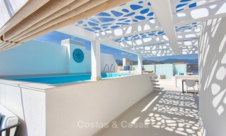 Destacado ático en primera línea de playa con piscina privada climatizada en venta, en un lujoso complejo de playa en la Nueva Milla de Oro - Estepona 7887 