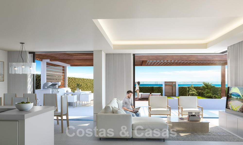 Nuevas villas de lujo en primera línea de playa en venta en un exclusivo complejo, New Golden Mile, Marbella 40486