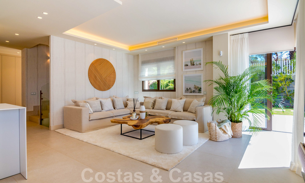 Nuevas villas de lujo en primera línea de playa en venta en un exclusivo complejo, New Golden Mile, Marbella 40490