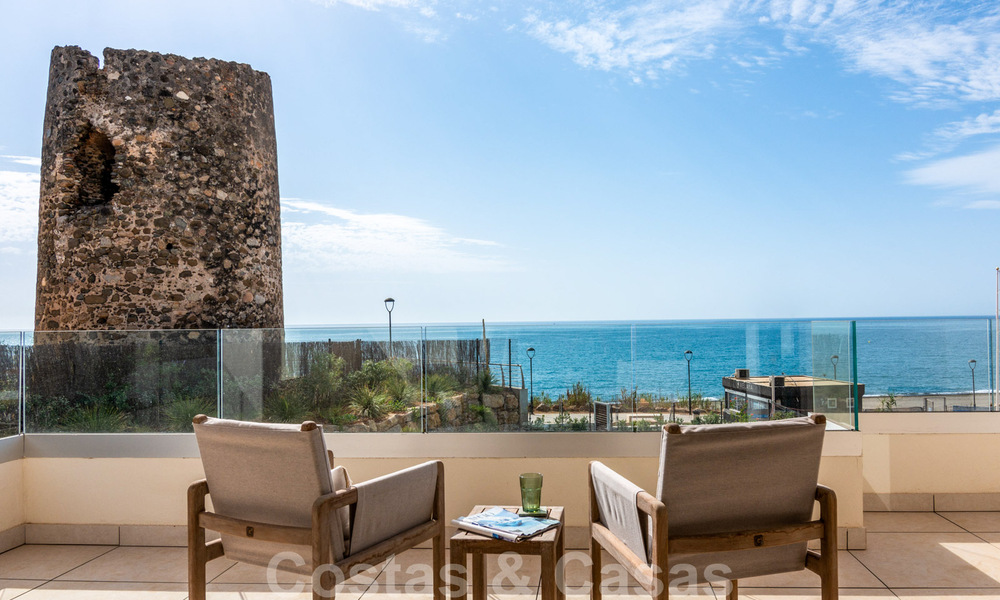 Nuevas villas de lujo en primera línea de playa en venta en un exclusivo complejo, New Golden Mile, Marbella 40492