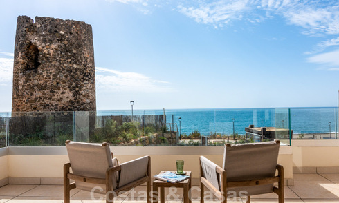 Nuevas villas de lujo en primera línea de playa en venta en un exclusivo complejo, New Golden Mile, Marbella 40492