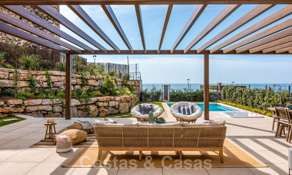 Nuevas villas de lujo en primera línea de playa en venta en un exclusivo complejo, New Golden Mile, Marbella 40494