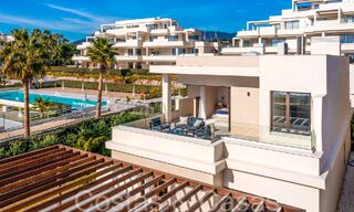 Nueva villa de lujo en primera línea de playa en venta en un exclusivo complejo, New Golden Mile, Marbella 69823 