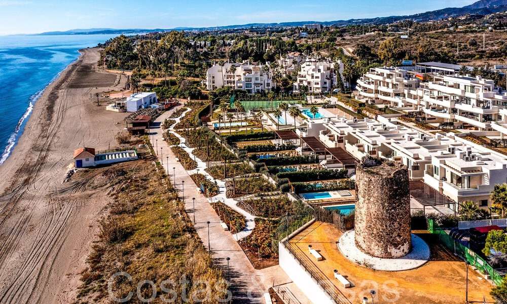 Nueva villa de lujo en primera línea de playa en venta en un exclusivo complejo, New Golden Mile, Marbella 69826