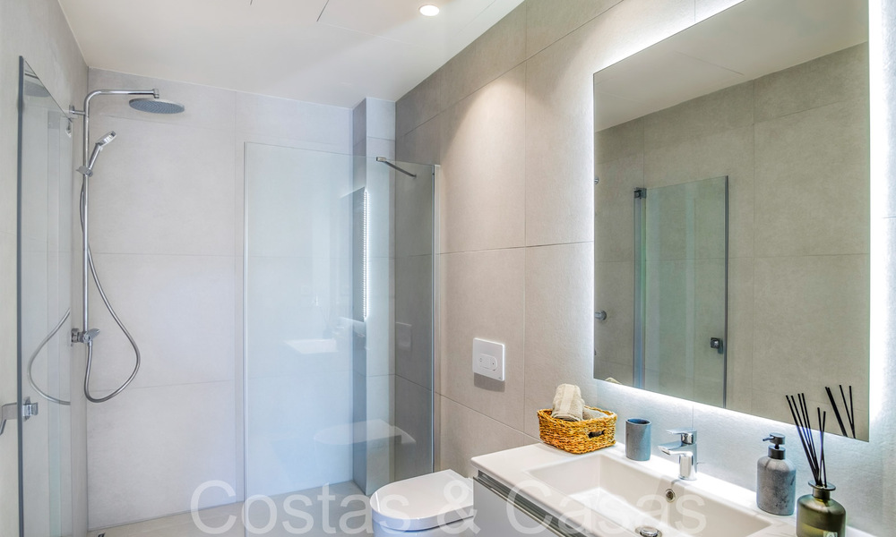Nueva villa de lujo en primera línea de playa en venta en un exclusivo complejo, New Golden Mile, Marbella 69828