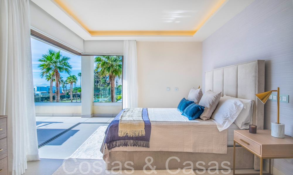 Nueva villa de lujo en primera línea de playa en venta en un exclusivo complejo, New Golden Mile, Marbella 69831