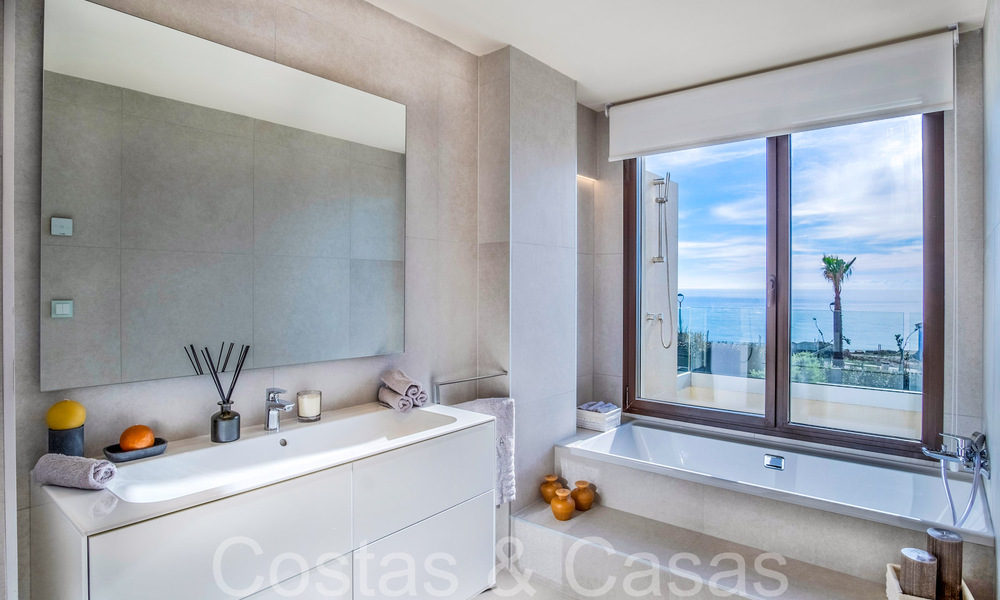 Nueva villa de lujo en primera línea de playa en venta en un exclusivo complejo, New Golden Mile, Marbella 69833