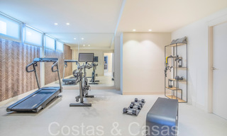 Nueva villa de lujo en primera línea de playa en venta en un exclusivo complejo, New Golden Mile, Marbella 69839 