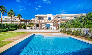 Nueva villa de lujo en primera línea de playa en venta en un exclusivo complejo, New Golden Mile, Marbella 69846 